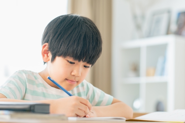 リビングで勉強する子ども